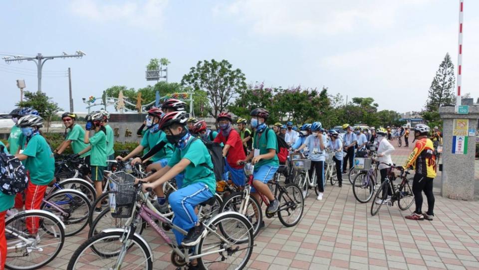 七股區篤加國小舉辦「自行車及交通安全研習營」。（記者黃文記翻攝）