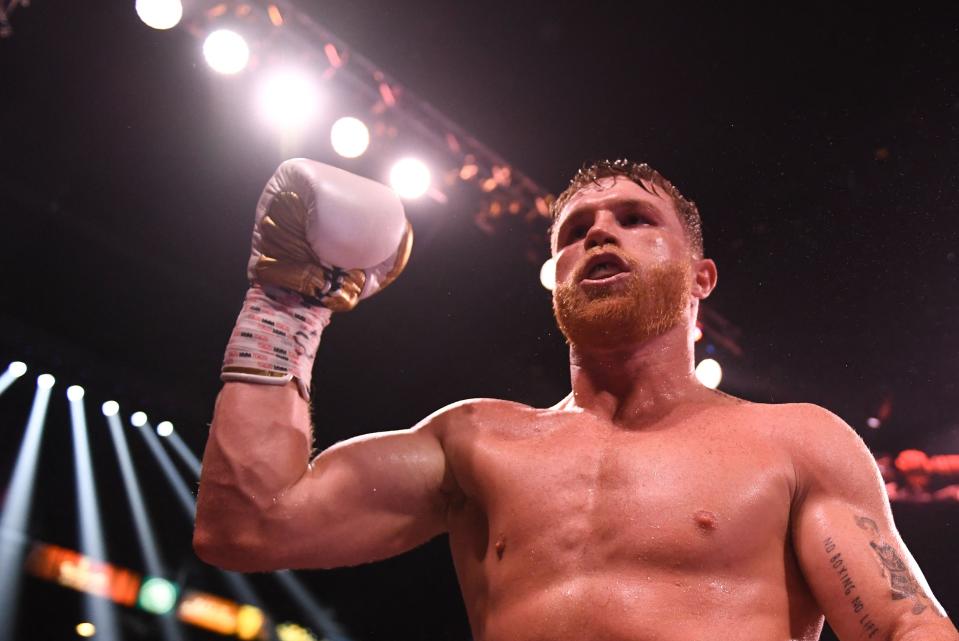 Canelo Álvarez de México celebra su victoria por nocaut técnico en el undécimo asalto sobre Caleb Plant de los Estados Unidos (fuera del marco) durante su combate de unificación de peso supermediano en el MGM Garden Arena en Las Vegas, Nevada, el 6 de noviembre de 2021. (Foto de Patrick T. FALLON / AFP) (Foto de PATRICK T. FALLON/AFP vía Getty Images)