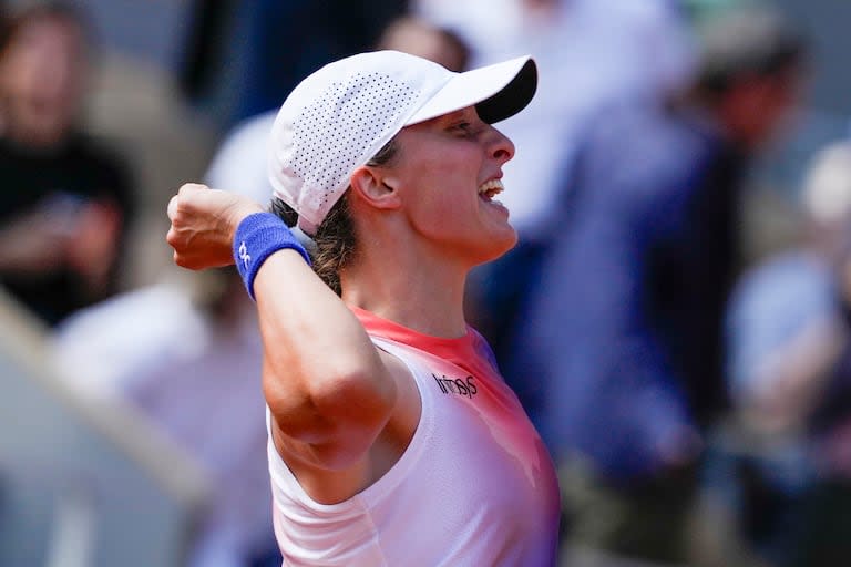 Iga Swiatek celebra tras vencer a Coco Gauff en las semifinales del Abierto de Francia, el jueves 4 de junio de 2024, en París. (AP Foto/Thibault Camus)