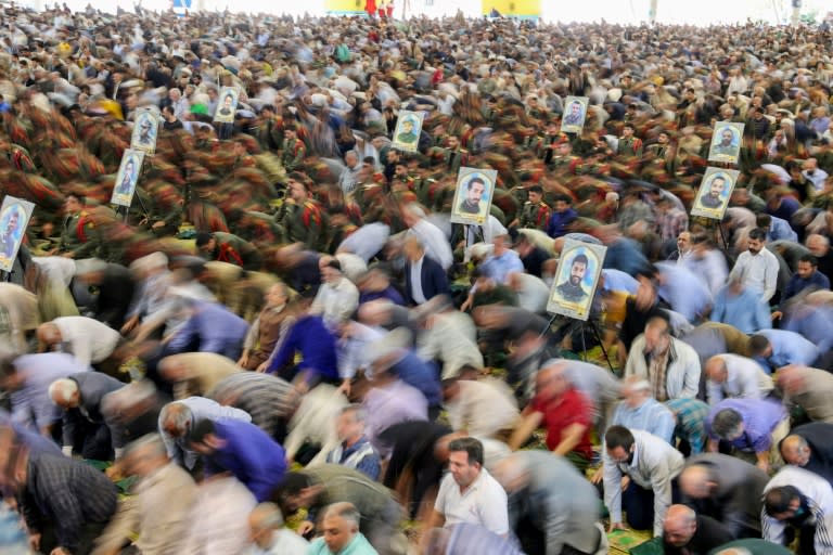 Unos iraníes rezan la oración del viernes el 19 de abril de 2024 en Teherán (Atta Kenare)