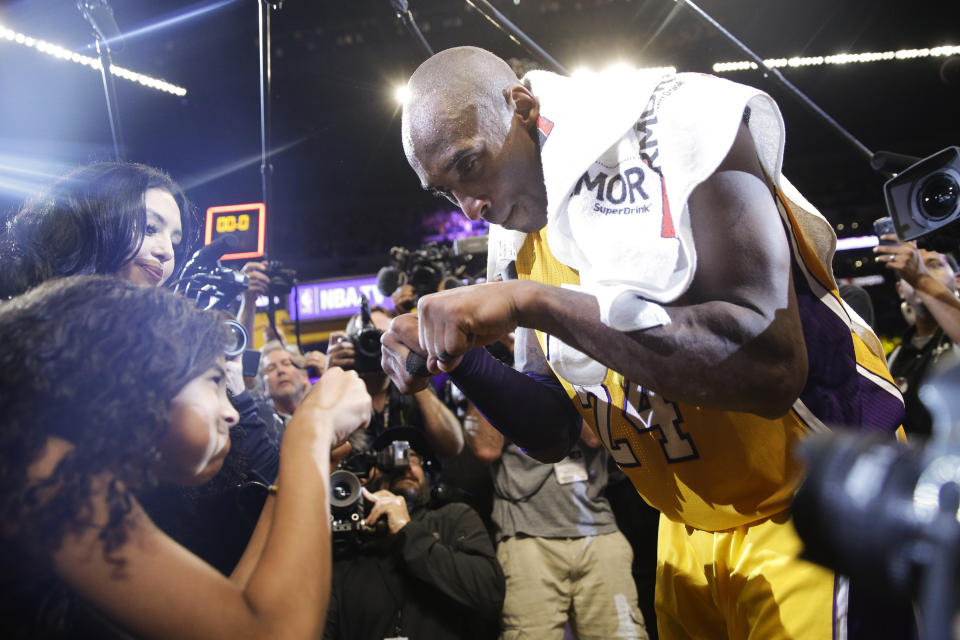 ARCHIVO - En esta foto del 13 de abril de 2016, Kobe Bryant de los Lakers de Los Ángeles saluda a su hija Gianna tras el último partido de su carrera en la NBA. (AP Foto/Jae C. Hong, archivo)