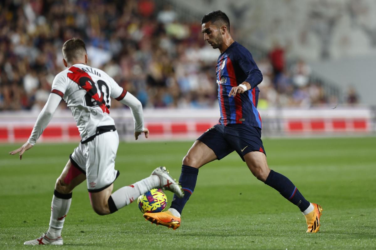 Balón de fútbol,los tacos y varias cosas de fútbol contra