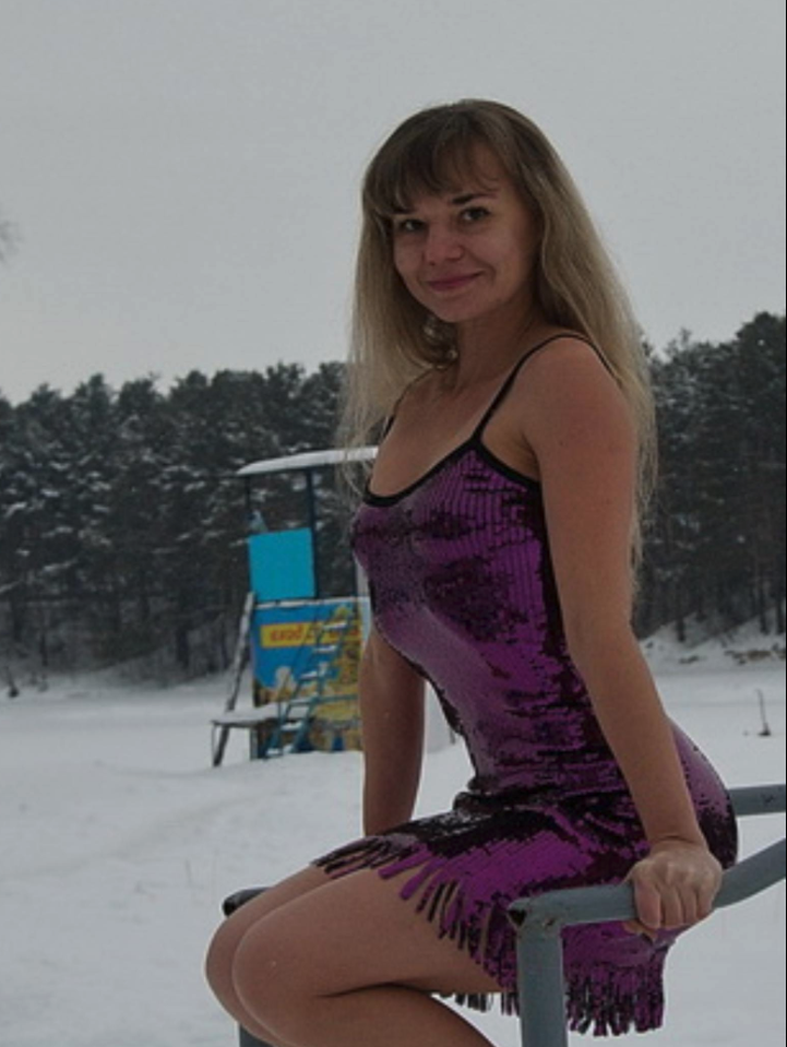 Ein harmloses Bild im kurzen Kleid hatte für die 38-jährige Lehrerin Tatjana Kuwschinnikowa ernste Folgen. (Bild: Tatjana Kuwschinnikowa / vk.com)