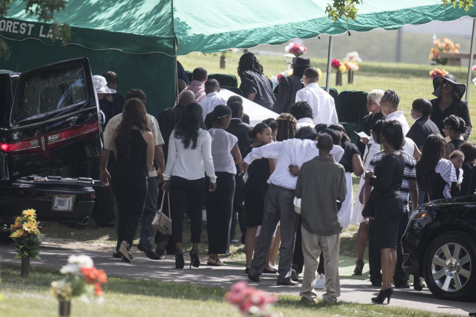 <p>The casket bearing Tyre King, the 13-year-old Ohio boy who was fatally shot by Columbus police, is delivered to his gravesite, Sept. 24, 2016, at Forest Lawn Memorial Gardens in Columbus, Ohio. Police say Officer Bryan Mason shot Tyre on Sept. 14 after the boy ran from investigators and pulled out a BB gun that looked like a real firearm. (Photo: John Minchillo/AP)</p>