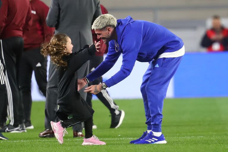 Rodrigo De Paul junto a su hija, en el terreno de juego del Minumental