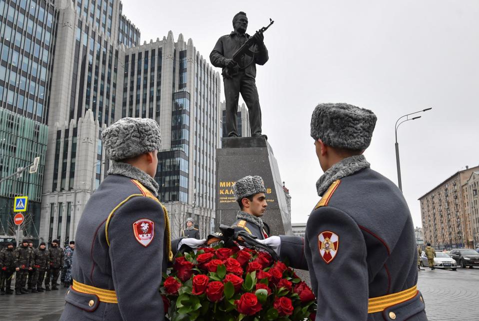 Estatua en honor a Míjail Kalashnikov (YURI KADOBNOV/AFP via Getty Images)