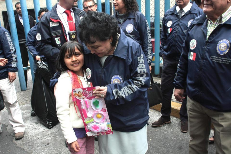 Salinas junto a una niña durante su faceta como legisladora. (Alfonso Manzano/Clasos/LatinContent via Getty Images)