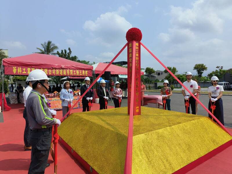 半導體原料業者信銘工業與華立集團在屏東打造全台首座氖氣提純工廠，11日於屏南產業園區進行第三期廠房動土典禮。（圖／屏東縣政府提供）