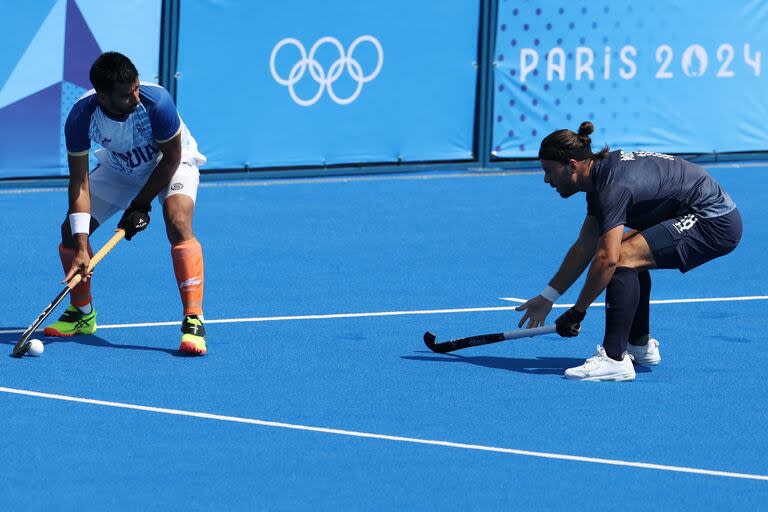 Manpreet Singh es marcado por el defensor argentino #18 Federico Monja en el partido de hockey sobre césped del grupo B masculino entre India y Argentina durante los Juegos Olímpicos de París 2024 en el estadio Yves-du-Manoir en Colombes el 29 de julio de 2024. (Foto de Ahmad GHARABLI /AFP)