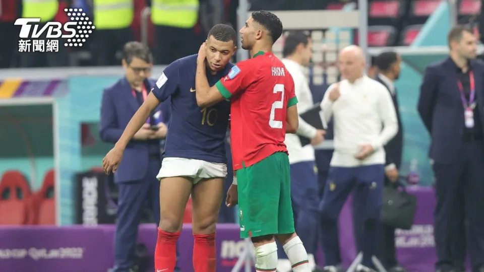 法國球星姆巴佩（Kylian Mbappe）賽後與摩洛哥好友哈基米（Achraf Hakimi）相擁致意。（圖／達志影像美聯社）