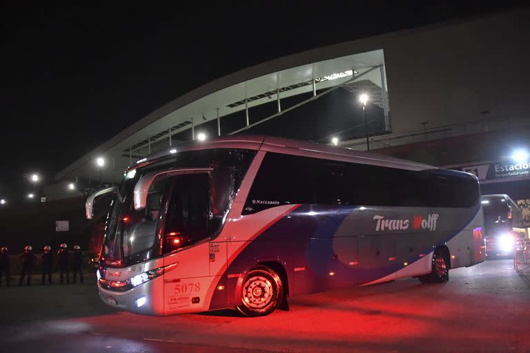 El ómnibus de la selección argentina de fútbol sale del Corinthians Arena, luego de la suspensión del partido ante Brasil, que se detuvo poco después del inicio del domingo cuando estalló la controversia sobre los protocolos de Covid-19.