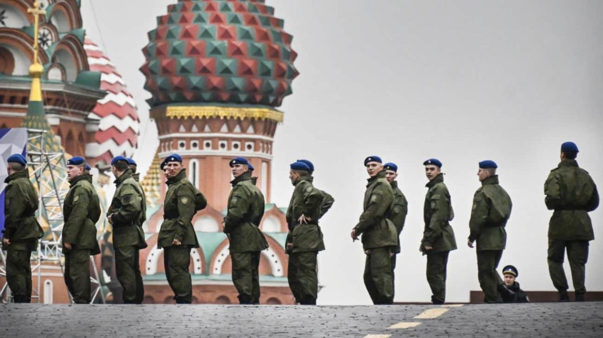 Russian military personnel near the Kremlin. Photo: AFP VIA GETTY IMAGES