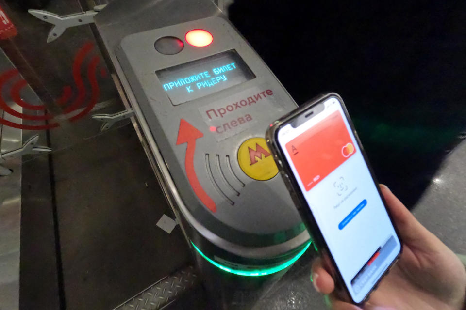 MOSCOU, RUSSIE - 1 MARS 2022 : un passager utilise un téléphone portable pour payer un tarif dans une station de métro de Moscou.  Les paiements des tarifs des passagers avec Apple Pay, Google Pay et Samsung Pay fonctionnant avec Visa et Mastercard sont refusés dans le cadre des sanctions imposées à la banque russe VTB ;  les paiements avec et sans contact avec des cartes tangibles de n'importe quelle banque sont acceptés aux tourniquets, aux guichets et aux distributeurs automatiques de billets.  Mikhail Tereshchenko/TASS (Photo de Mikhail Tereshchenko & TASS via Getty Images)