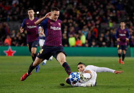 Soccer Football - Champions League - Group Stage - Group B - FC Barcelona v Tottenham Hotspur - Camp Nou, Barcelona, Spain - December 11, 2018 Barcelona's Thomas Vermaelen in action with Tottenham's Erik Lamela Action Images via Reuters/Paul Childs