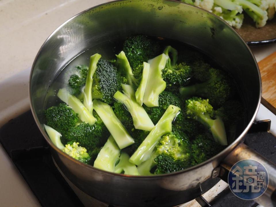 綠花椰菜汆燙後撈起瀝乾。