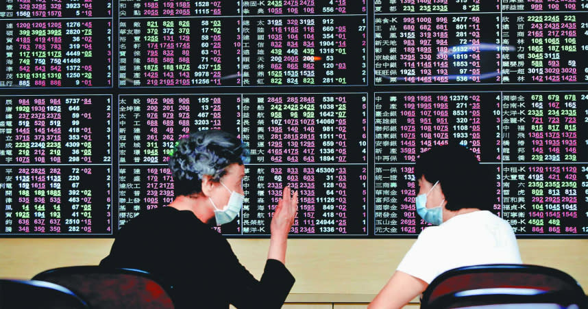 台灣人熱衷股票投資。圖為股市大漲開心討論的台灣投資人。（圖／報系資料照）