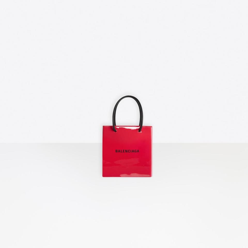 SHOPPING TOTE XXS迷你紙袋包。NT$45,400（BALENCIAGA提供）