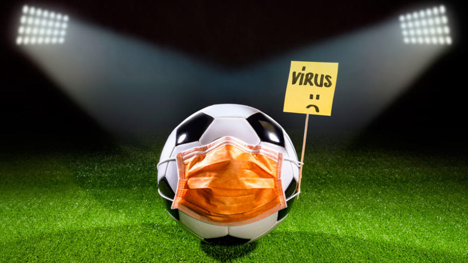 Ilustración de una pelota de fútbol con un barbijo y un cartel que dice "virus"