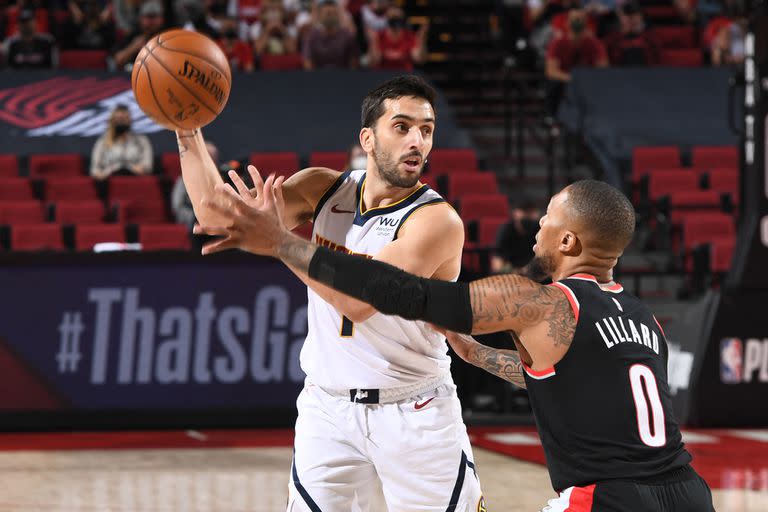 Facundo Campazzo es marcado por Damian Lillard, la estrella de Potland Trail Blazers.