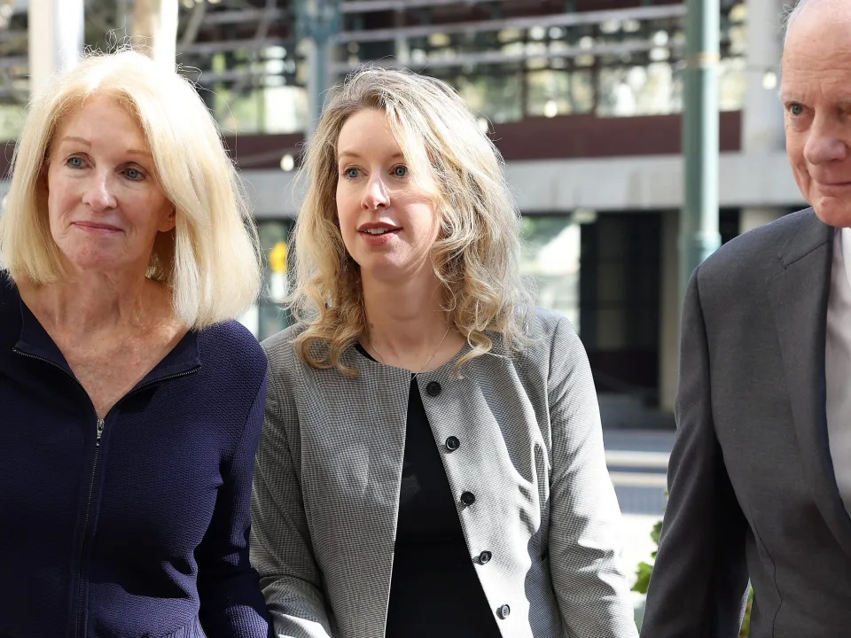 Former Theranos CEO Elizabeth Holmes (C) arrives at federal court with her mother Noel Holmes (L) and father Christian Holmes on September 01, 2022 in San Jose, California.