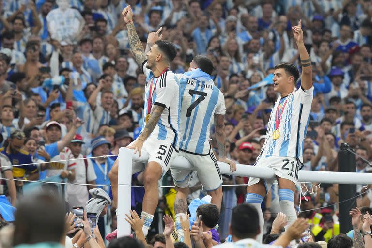 Dybala con Paredes y De Paul subidos al arco; la selección Argentina se consagró campeón de la Copa del Mundo de Qatar 2022