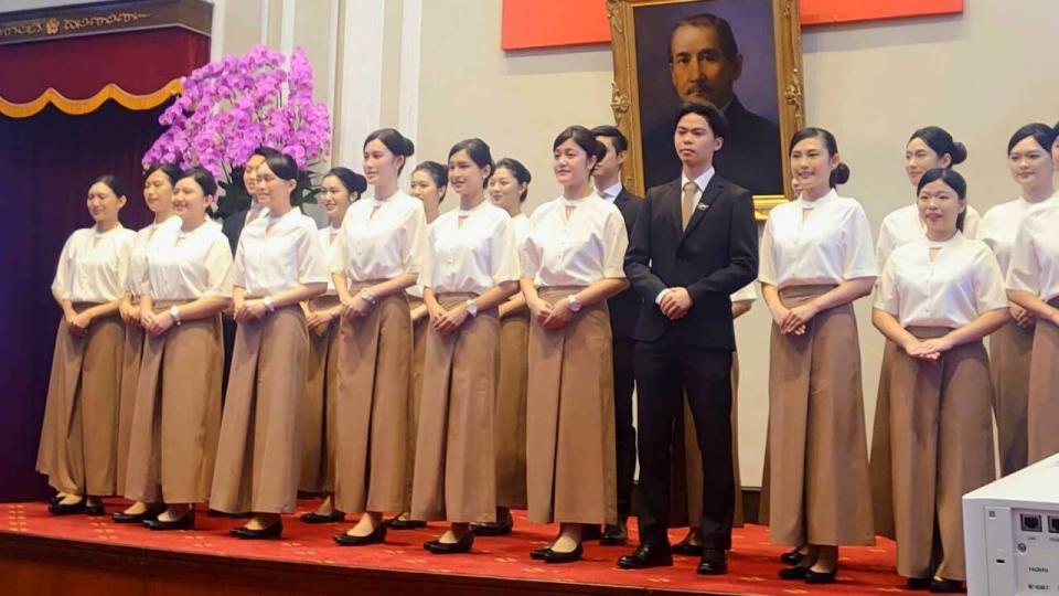 第16任總統、副總統就職典禮禮賓人員服裝以白色搭配奶茶色，且有別與傳統印象，均穿著褲裝，象徵不具權威、自由前行。(歐陽夢萍 攝)