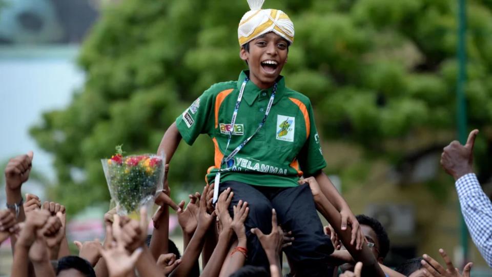 Praggnanandhaa Rameshbabu obtuvo el título de gran maestro en 2018, y aquí se le ve celebrando en Chennai. (Crédito: Arun Sankar/AFP/Getty Images)