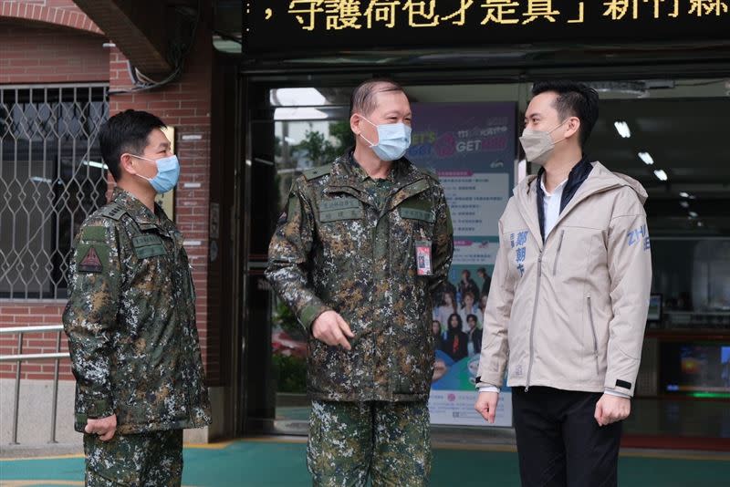 陸軍裝甲兵訓練指揮部日前特地拜會竹北市長鄭朝方，提供睦鄰捐助1000萬元回饋鄉里。（圖／竹北市公所提供）