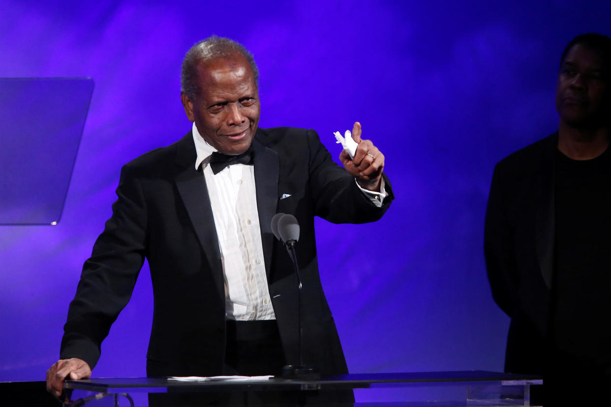 Poitier handed out white roses to celebrate the moon landing in 1969, according to Julia Louis-Dreyfus. (Photo: REUTERS/David McNew)