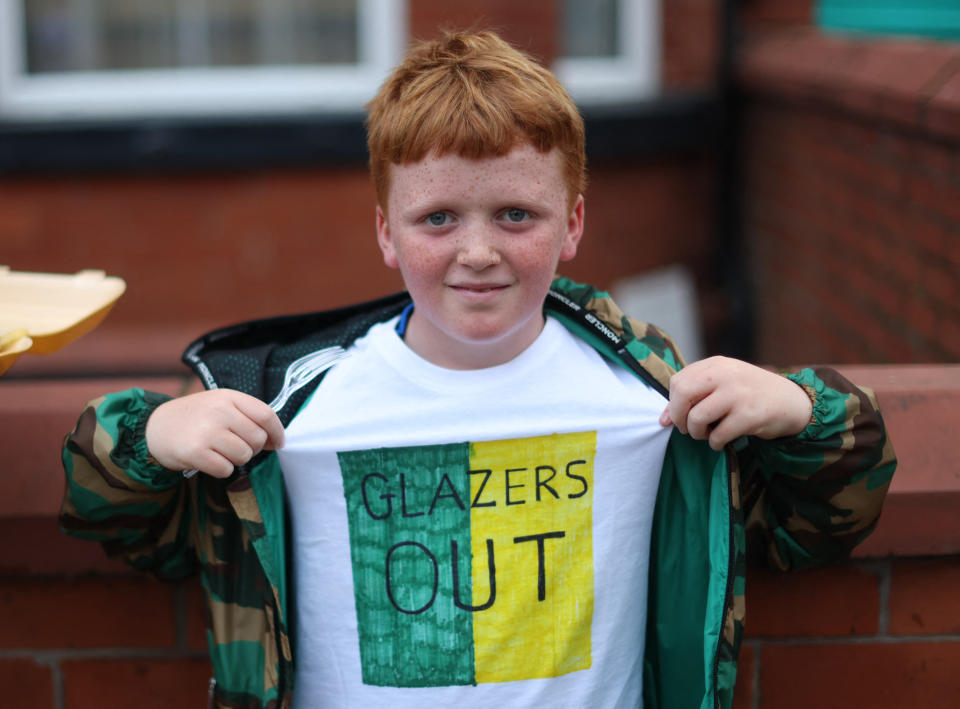 Un joven aficionado con una camiseta en protesta contra los propietarios del Manchester United, la familia Glazer, afuera del estadio antes del partido contra Liverpool. (Foto: Action Images via Reuters/Carl Recine)