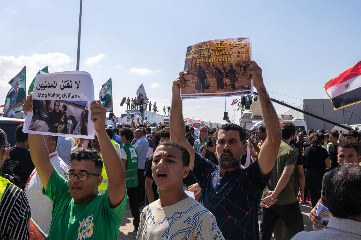 Rassemblement de solidarité avec les Palestiniens avant une conférence de presse du Secrétaire général de l’ONU du côté égyptien du point de passage de Rafah, à la frontière avec la bande de Gaza, le 20 octobre 2023. 