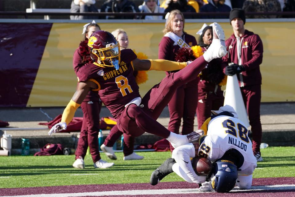 Toledo wide receiver Jaden Dottin catches a touchdown pass while being defended by Central Michigan cornerback Jarvarius Davis during the second quarter of CMU's 32-17 loss on Friday, Nov. 24, 2023, in Mount Pleasant.