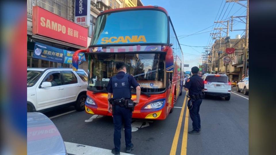 員警處理遊覽車拋錨(圖/警方提供)