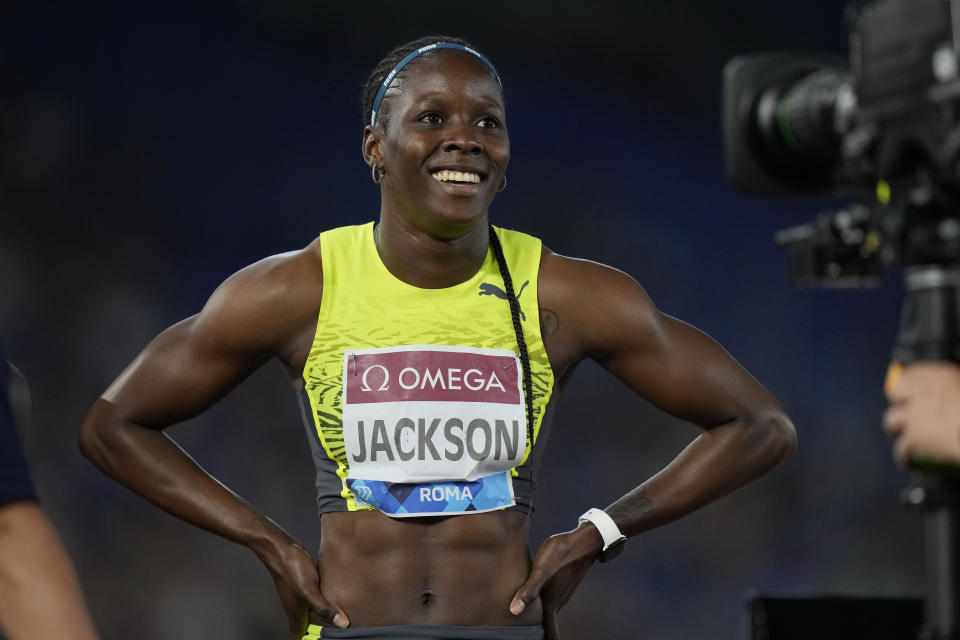 La jamaiquina Shericka Jackson sonríe tras ganar los 200 metros en la Golden Gala Pietro Menea realizada en Roma el jueves 9 de junio de 2022 (AP Foto/Andrew Medichini)