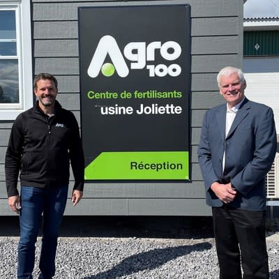 President and COO St&#xe9;phane Beaucage and Agro-100&#39;s Director of Product Development and Agronomic Training, Pierre Migner (right), have high hopes for the Oligo&#xae; Prime technology that will be integrated into Agro-B Mobility, Agro-Ca and many other products in the new line. (CNW Group/Agro-100)
