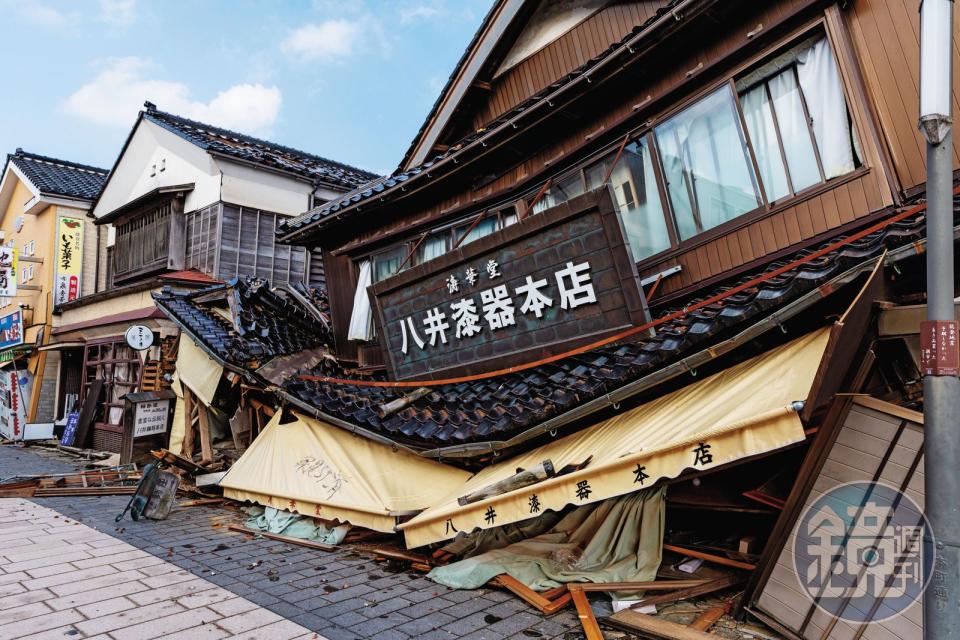 強震重災區內房屋大量倒塌，令人怵目驚心。