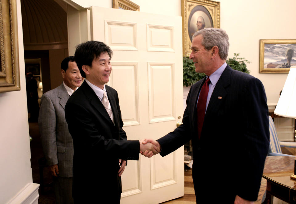 Der nordkoreanische Ex-Häftling Kang Chol-hwan (2.v.l.) trug zum Wissen über die Gräuel bei. (Bild: AP Photo)