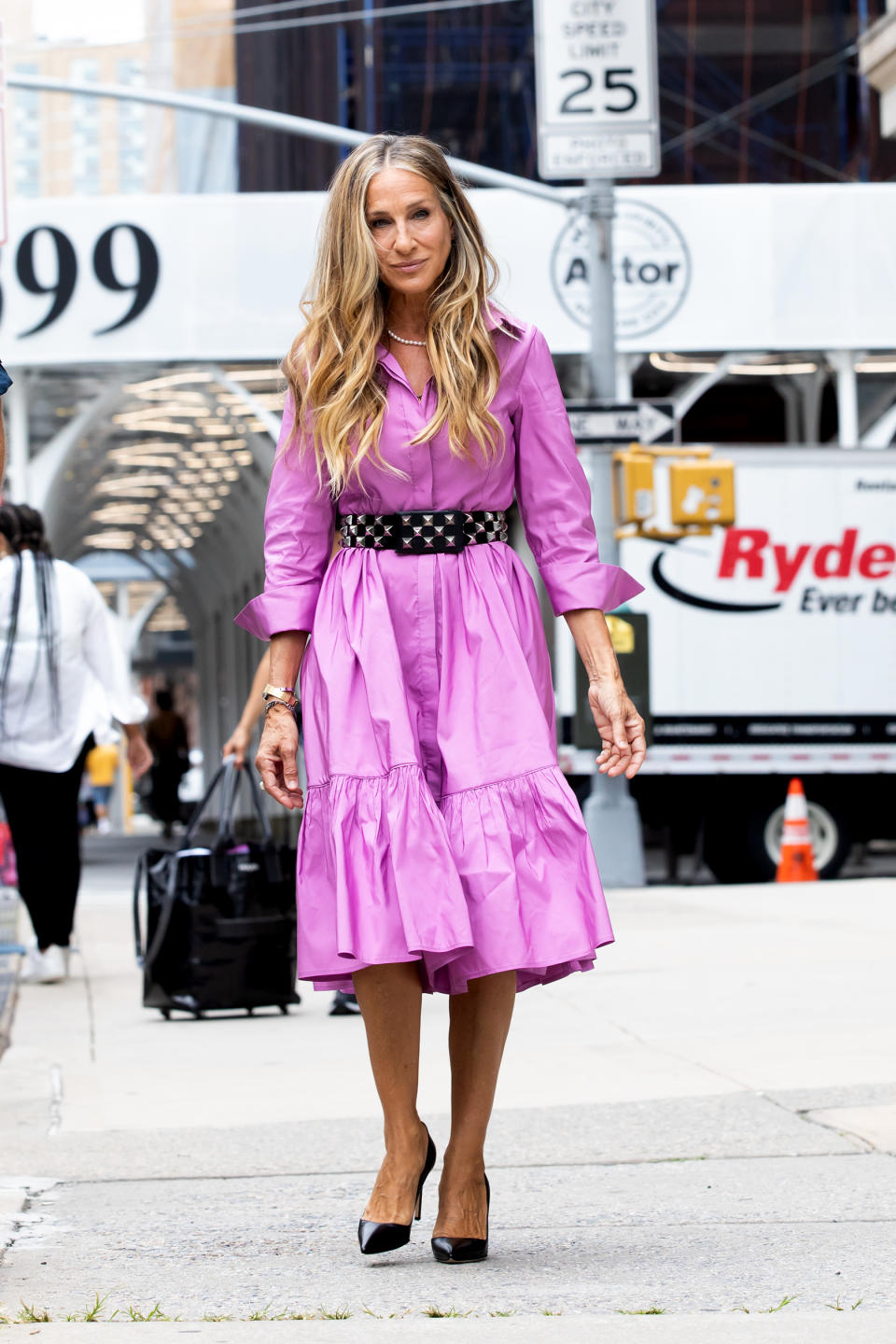 Sarah Jessica Parker films “And Just Like That…” in downtown New York City. - Credit: RCF / MEGA