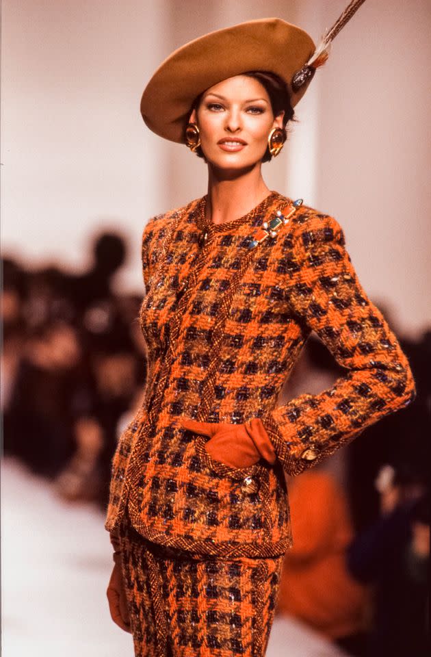 Linda Evangelista poses on the runway during a 1992 fashion show in Paris. (Photo: Victor VIRGILE via Getty Images)