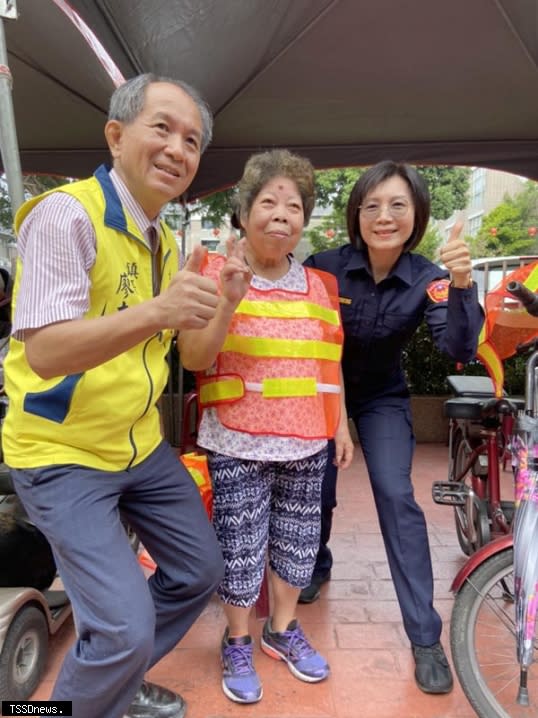 埔里警分局貼心替老人家幫代步車「穿上」反光背心。〈記者蔡秉榮攝〉