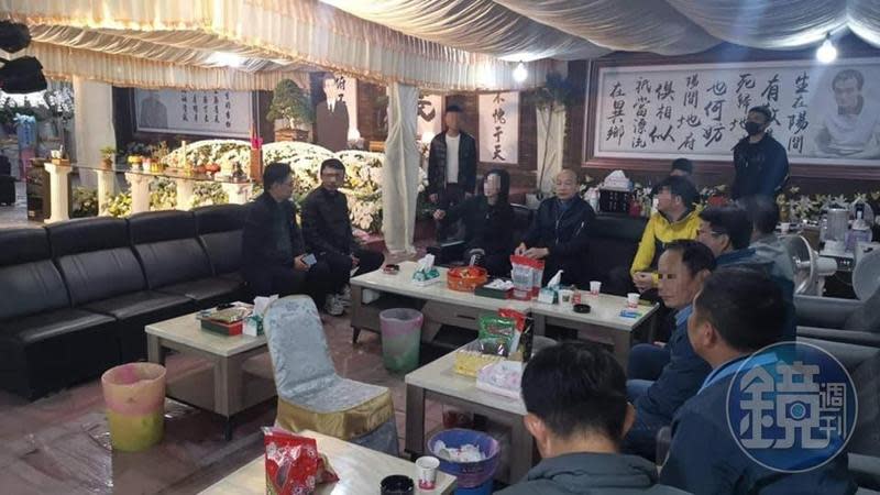 前高雄市長韓國瑜到靈堂致意完後，與洪的家屬閒話家常。（讀者提供）