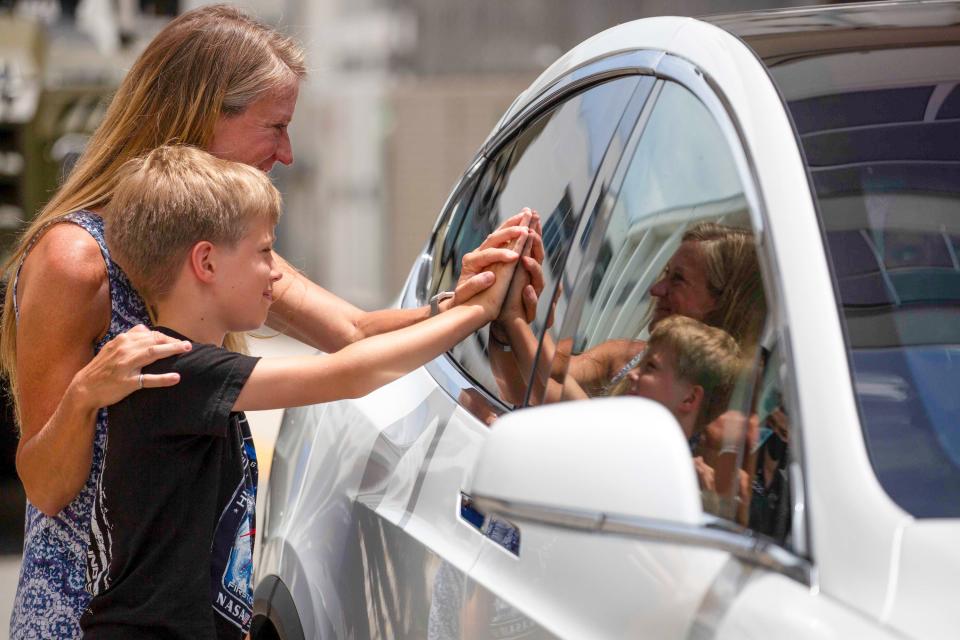 astronaut karen nyberg son waves waving goodbye touches presses hand window doug hurley tesla demo2 demo 2 rocket launch attempt kennedy space center ksc florida may 27 2020 GettyImages 1215625217.jog