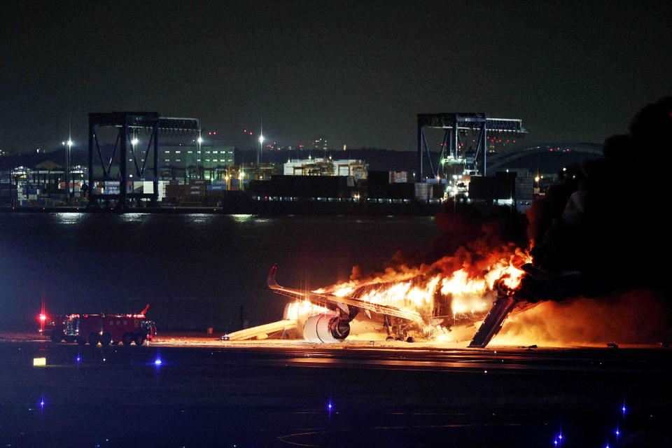 Video Of A Japan Airlines Flight Landing While On Fire Is Going Viral   Be71d6a3a46fa5be31e5f56115ddd1cc