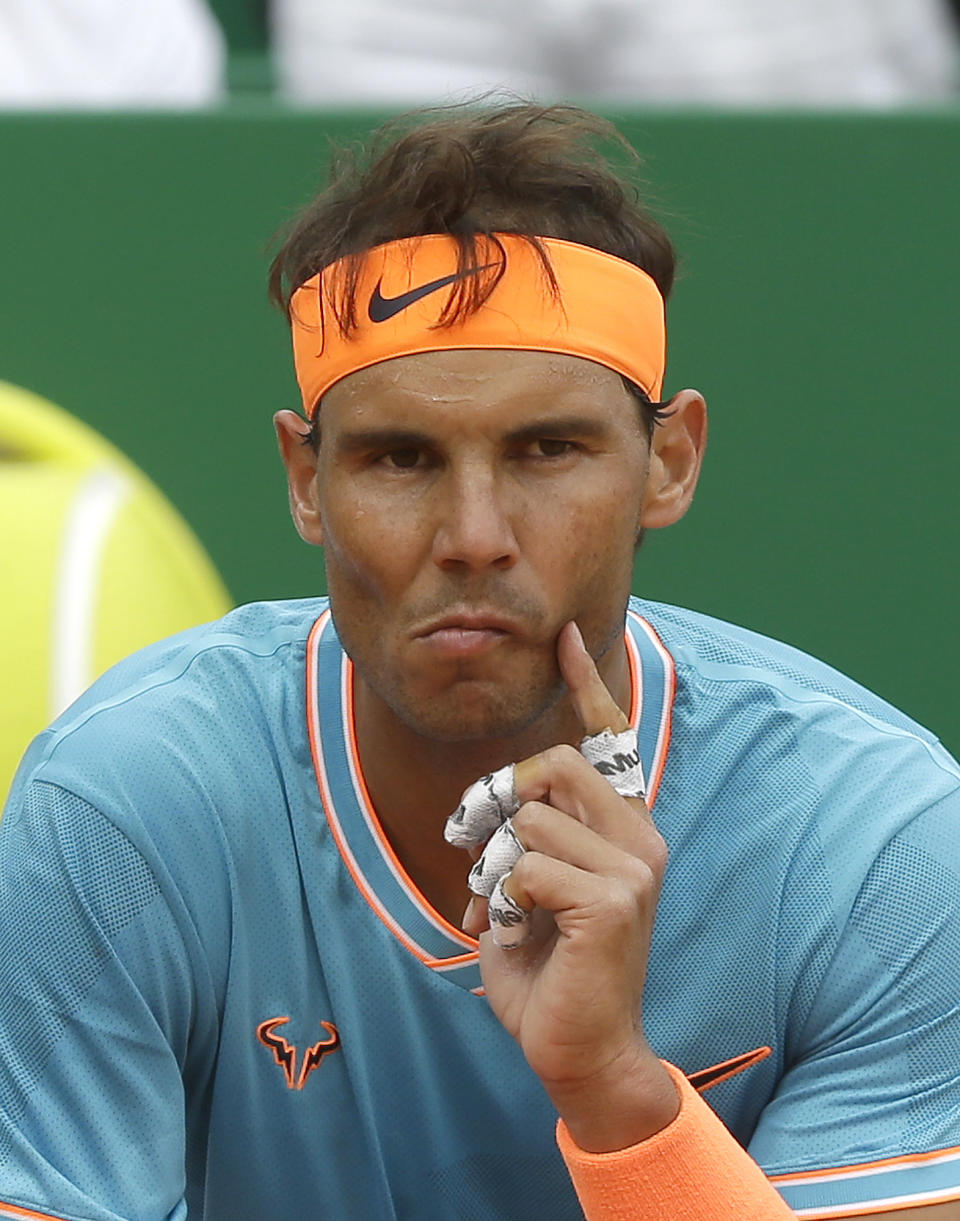 Rafael Nadal durante el partido ante el italiano Fabio Fognini en las semifinales del Masters de Montecarlo, el sábado 20 de abril de 2019. Nadal juega el miércoles, 24 de abril del 2019, contra Leonardo Mayer en el torneo de Barcelona. (AP Foto/Claude Paris)