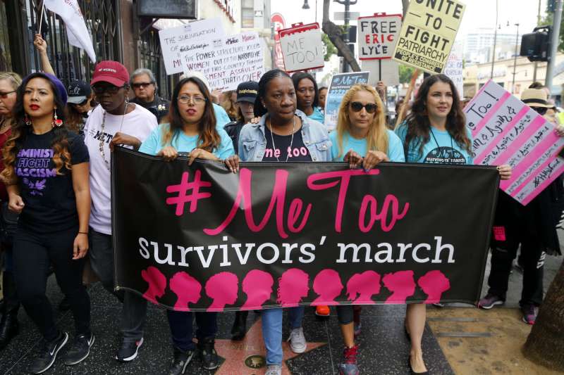 數千人12日走上美國加州洛杉磯街頭，參與「我也是」示威遊行，聲援性暴力受害者（美聯社）