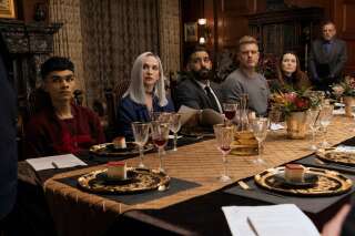 Une réunion de famille chez les Usher. De gauche à droite : Prospero (Sauriyan Sapkota), Camille (Kate Siegel), Napoleon (Rahul Kohli), Bill (Matt Biedel), Tamerlane (Samantha Sloyan) et maître Pym (Mark Hamill).. Photo Eike Schroter/Netflix