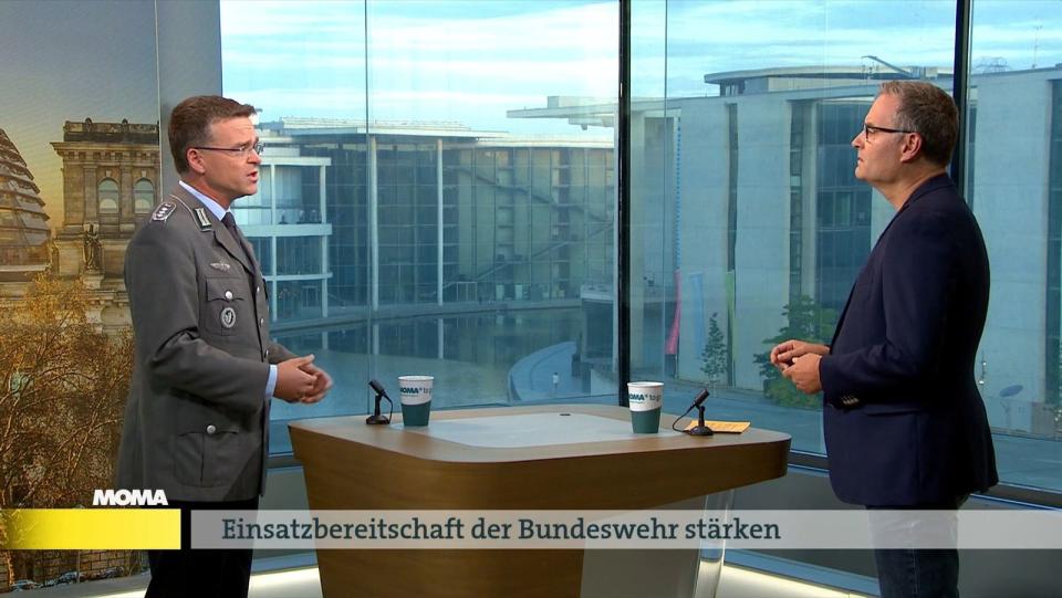 Oberst André Wüstner (links) stand Michael Strempel zum Status Quo der Bundeswehr Rede und Antwort. (Bild: ARD)