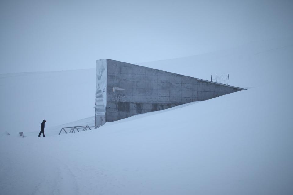 La entrada acorazada al Banco Mundial de Semillas, en Noruega. (Photo by Steffen Trumpf/picture alliance via Getty Images)