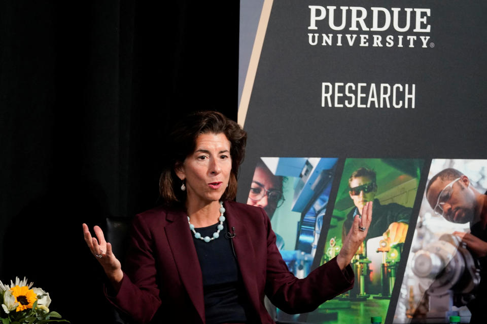 La secrétaire au Commerce Gina Raimondo prend la parole lors d'une conversation modérée sur la construction d'un écosystème de semi-conducteurs, le mardi 13 septembre 2022, à West Lafayette, Ind. Darron Cummings/Pool via REUTERS