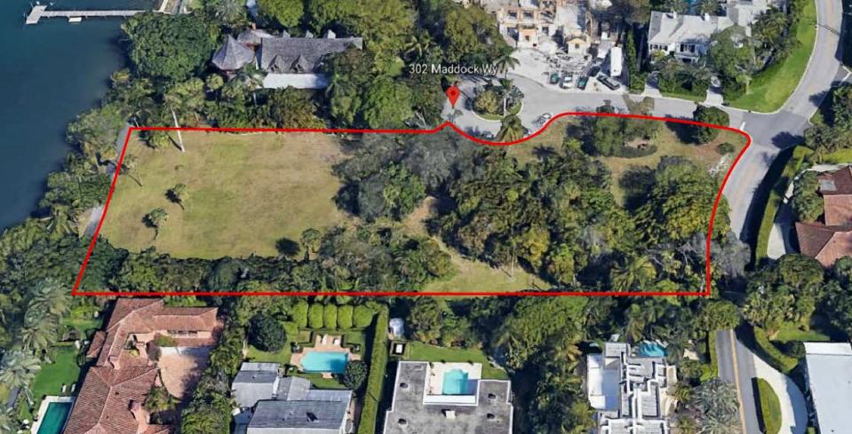 At 304 Maddock Way, the vacant double lot stretches between the Intracoastal Waterway and North Lake Way. The house converted from the landmarked Old Bethesda-By-The-Sea Church building can be seen in upper left.